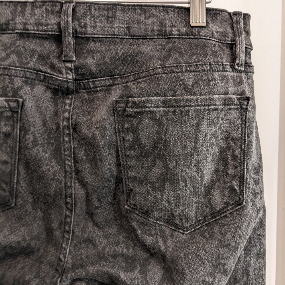 Frame | Le Skinny De Jeanne Snake Print Jeans In Tonal Python - Picture 7 of 10